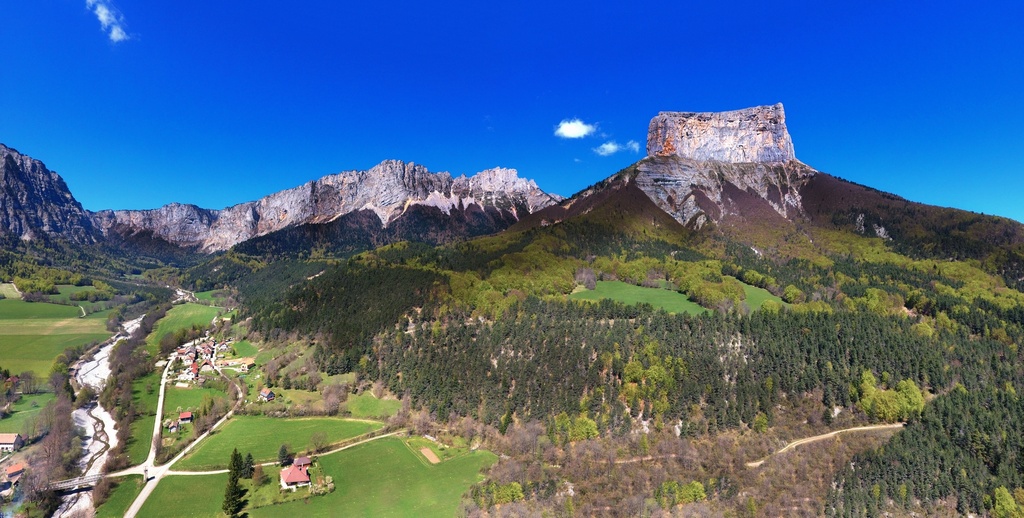 Mont Aiguille dans la vallée